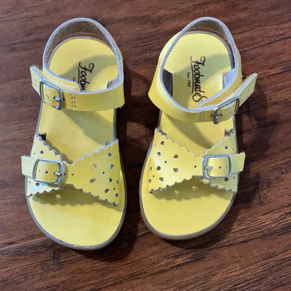 Euc yellow Footmates sandals, size 8.
